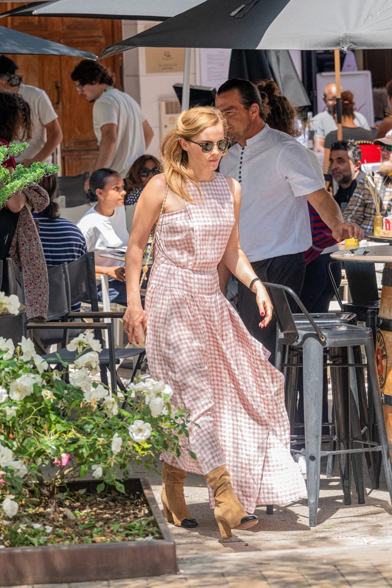 Emma Watson nosi Chanel od glave do pete - i izgleda besprijekorno