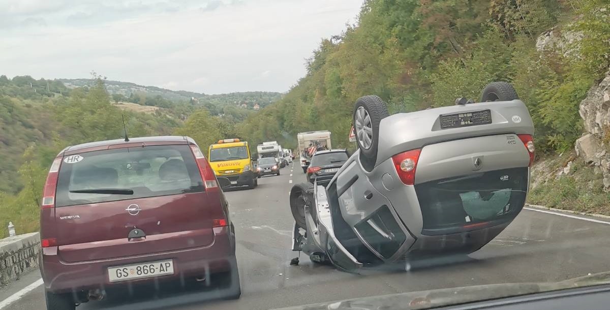 Prometna nesreća kod Plitvičkih jezera, auto okrenut na krov