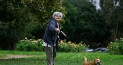 Fotka dana: Umirovljenica Ana jutro provodi u igri sa svojom kujicom Dijom