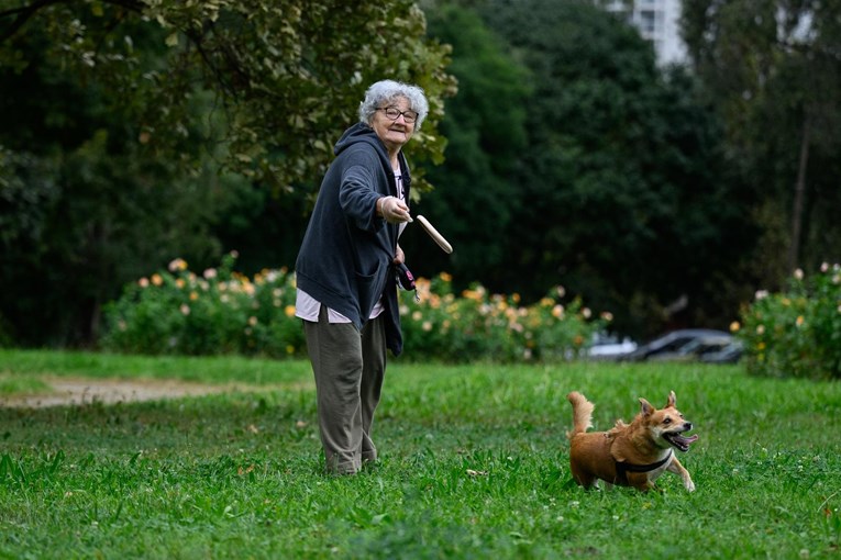 Fotka dana: Umirovljenica Ana jutro provodi u igri sa svojom kujicom Dijom
