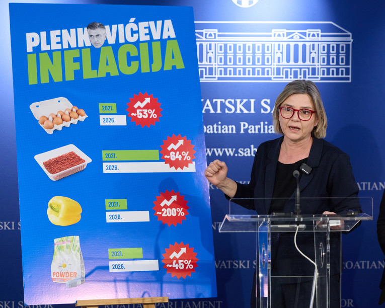 Benčić na presicu donijela plakat: "Ovo je Plenkovićeva inflacija"