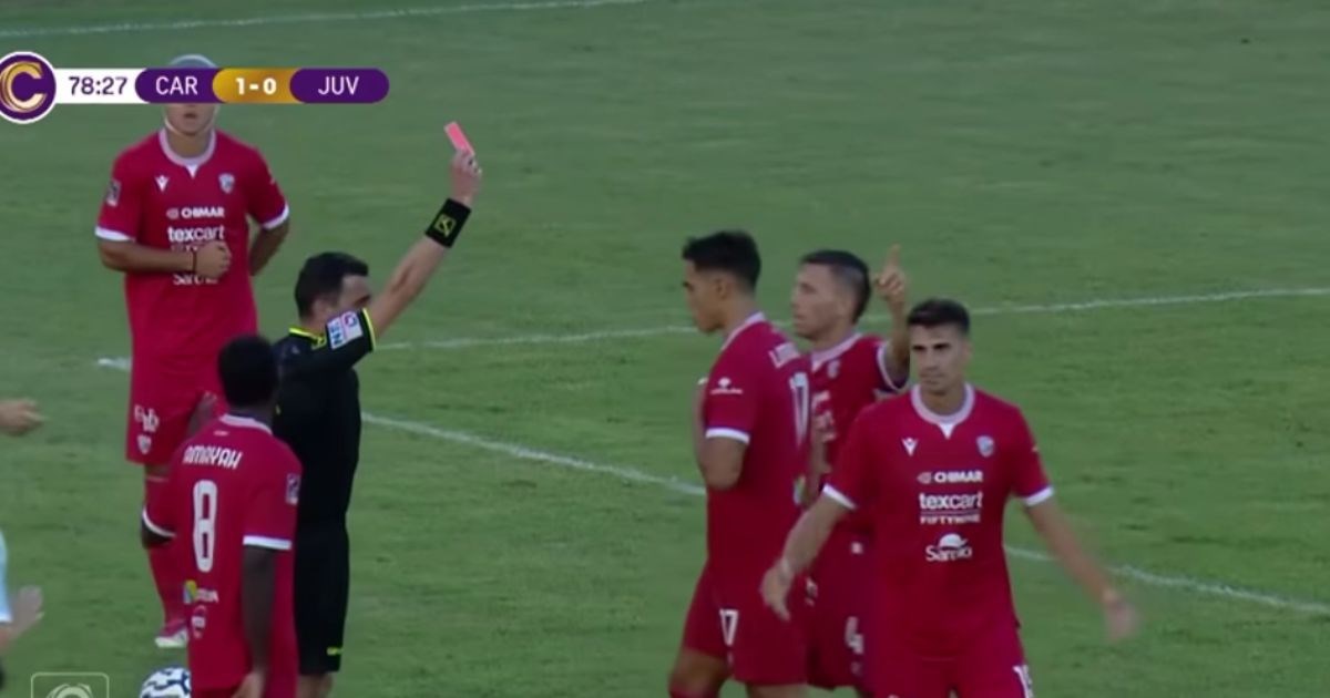 VIDEO Trener tražio crveni za svog igrača kako bi ostao u igri. Evo o čemu se radi