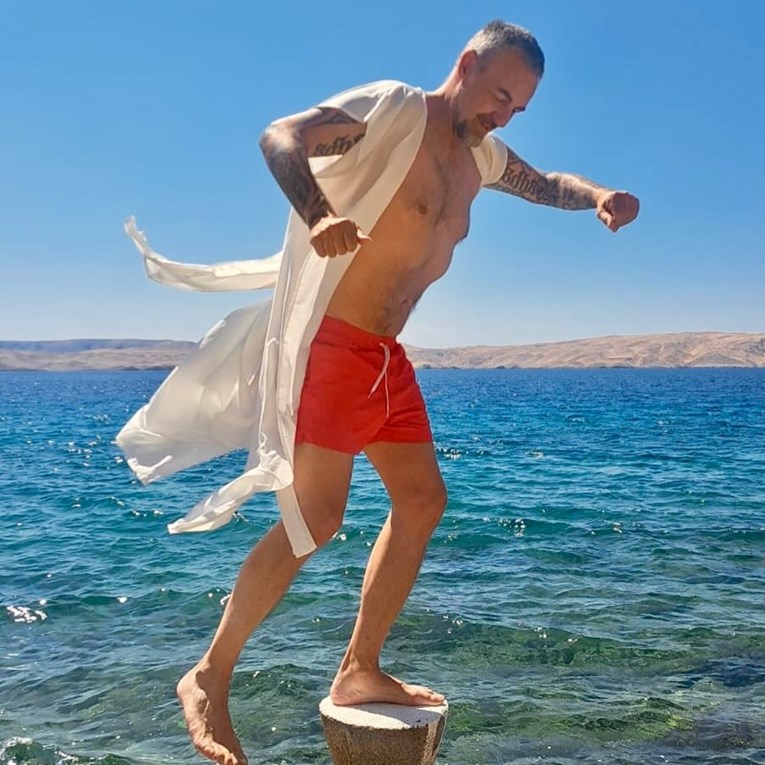 Sandi Cenov na plaži pozirao sa suprugom koju rijetko viđamo, nižu se komplimenti