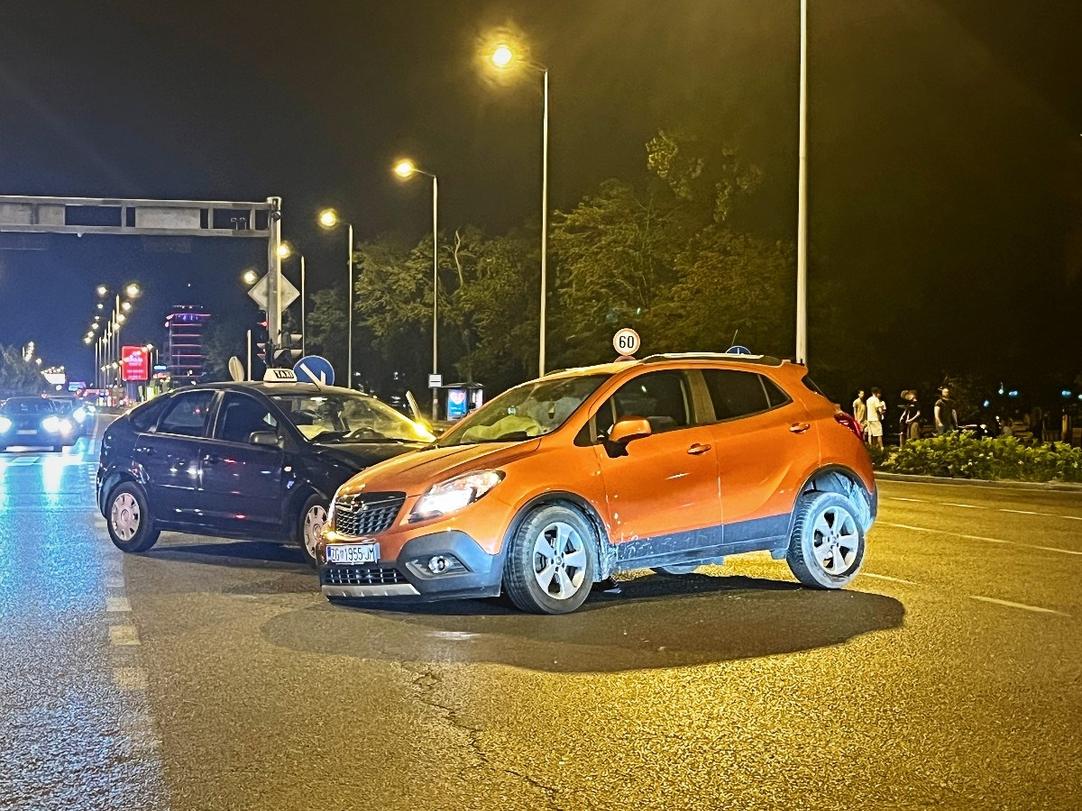 Noćas se u Zagrebu sudarili taksi i auto. Žena i dijete prevezeni u bolnicu
