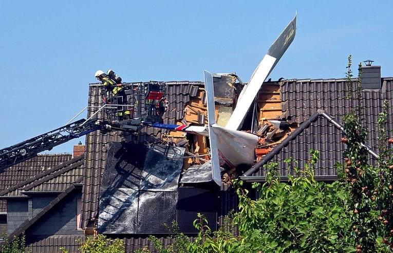 FOTO Avion se srušio na obiteljsku kuću u Njemačkoj, poginula jedna osoba