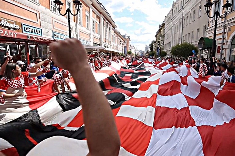Hrvati napravili čudesnu atmosferu: Navijačka zastava od 100 metara dominira ulicama Nižnjeg Novgoroda