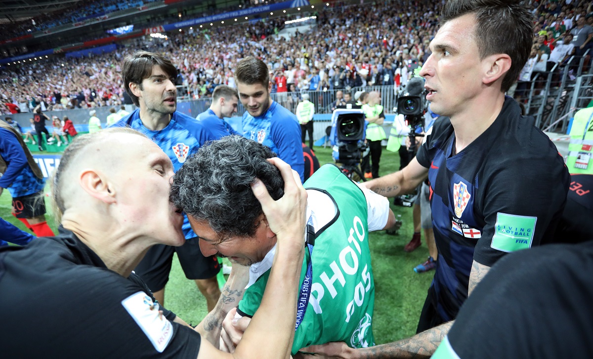 Vida i igrači pregazili fotografa u slavlju pa ga izljubili