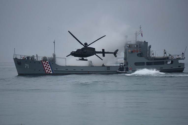Hrvatska vojska održala veliku vježbu s helikopterima i brodovima. Pogledajte