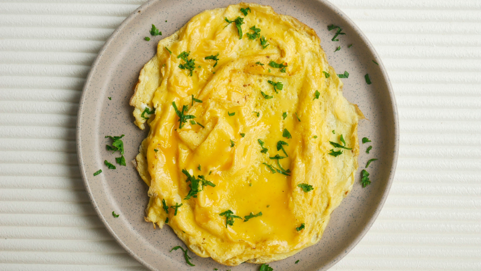 Chef garantira da je najbolji omlet - iz mikrovalne. Pogledajte kako se radi