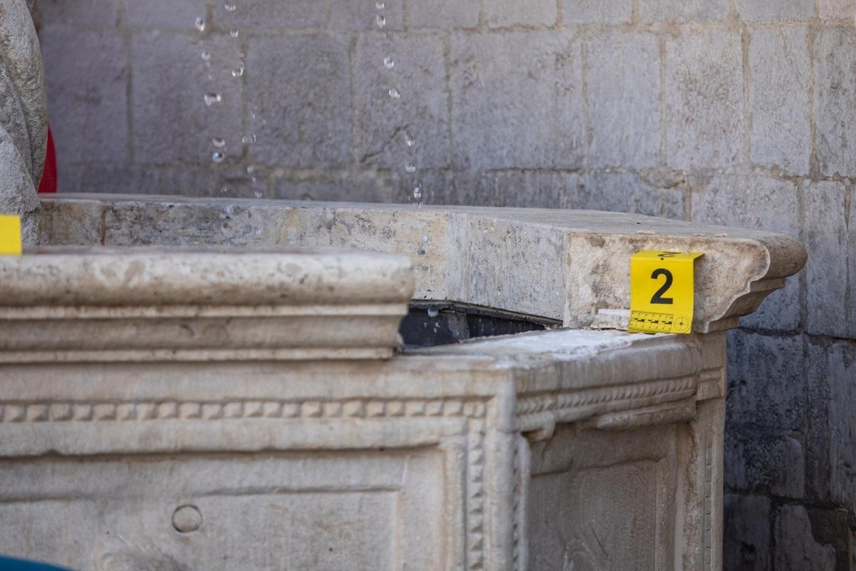 FOTO U Dubrovniku oštećena fontana iz 15. stoljeća