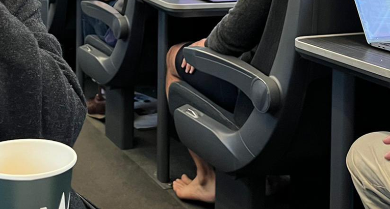 Britanski ministar izuo cipele i čarape u vlaku. Morat će na razgovor kod premijera