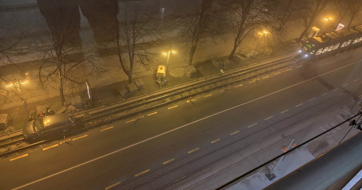 FOTO Auto opet upao u tramvajske tra&#x10D;nice na Savskoj u Zagrebu