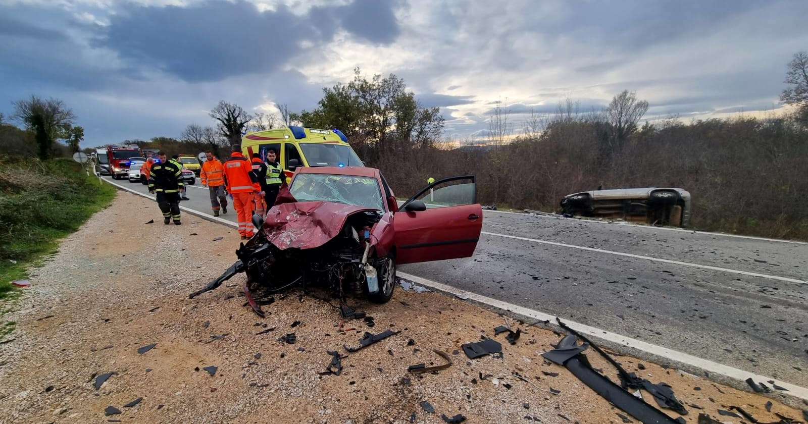 FOTO Sudar na Krku, jedna osoba ozlijeđena. Jedan auto završio na boku u jarku