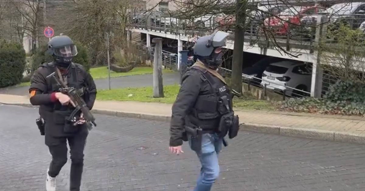 Učenik u Njemačkoj nožem napao kolege, petero ih ranio. Svladali ga specijalci