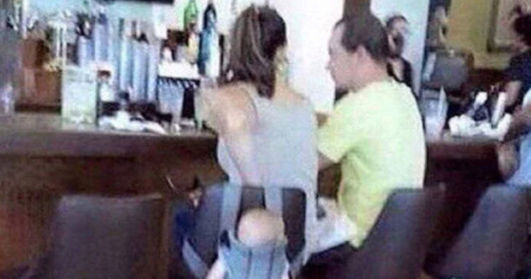 Mama bebu u nosiljci objesila za stolac i pila za šankom