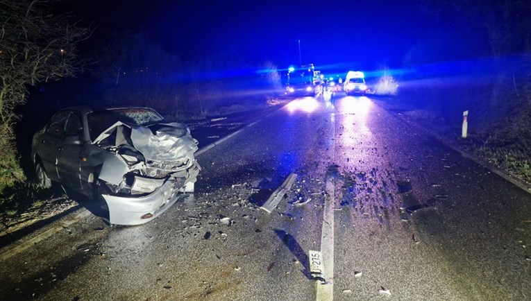Teška nesreća u Istri. Auti smrskani, BMW prepolovljen, više je ozlijeđenih