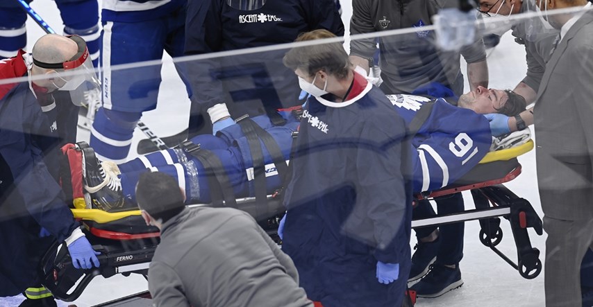 UZNEMIRUJUĆE Zvijezda NHL-a dobila koljenom u glavu. Iznijeli su ga s leda