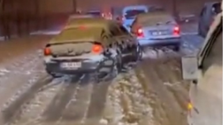 Snijeg u Turskoj izazvao kaos u prometu, u teškoj nesreći poginulo najmanje troje