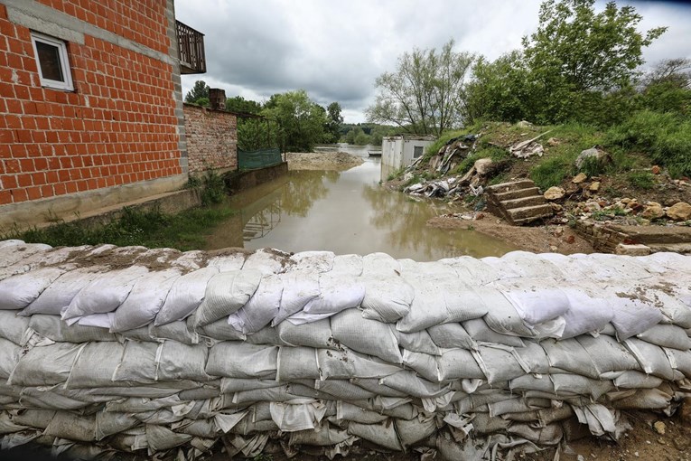 Izvanredne mjere obrane od poplave u Hrvatskoj Kostajnici, na terenu i vojska