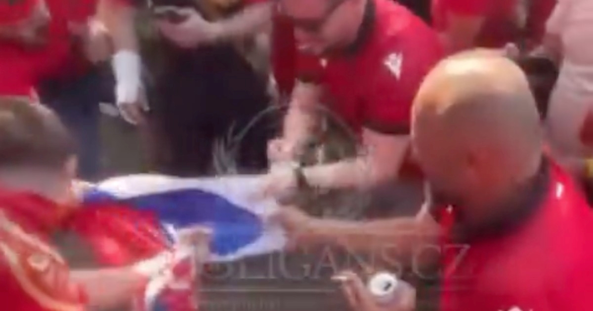 VIDEO Albanski navijači pale i trgaju srpske zastave pred utakmicu sa Srbijom