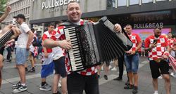VIDEO Veselje u Rotterdamu: Hrvatski navijači svirali i pjevali po gradu