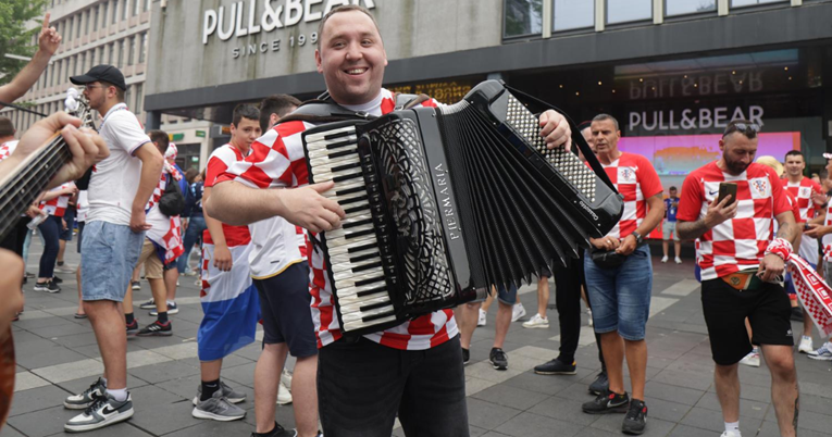 VIDEO Veselje u Rotterdamu: Hrvatski navijači svirali i pjevali po gradu