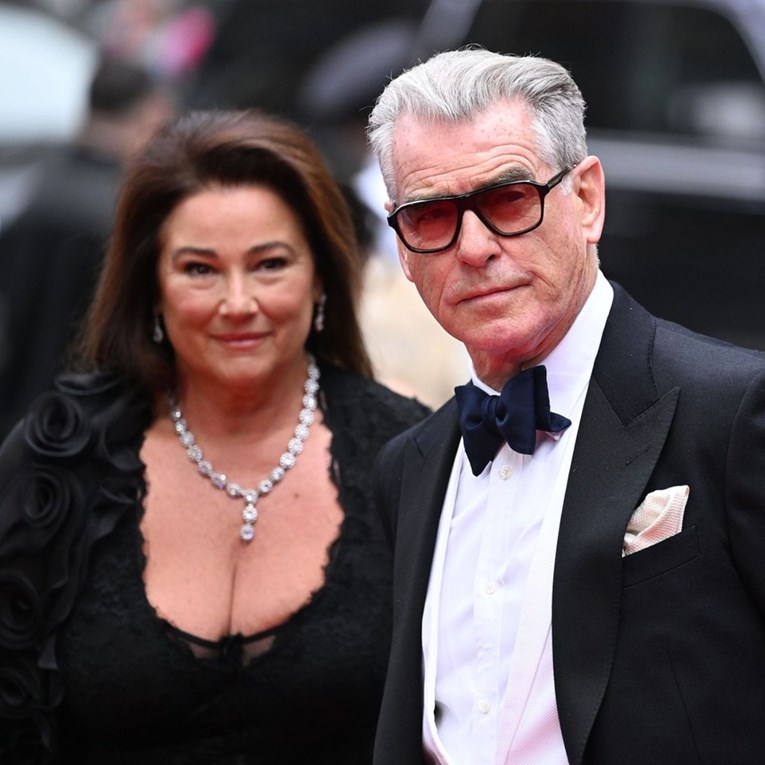 Brosnan i supruga bili na premijeri predstave u New Yorku, pozirali na crvenom tepihu