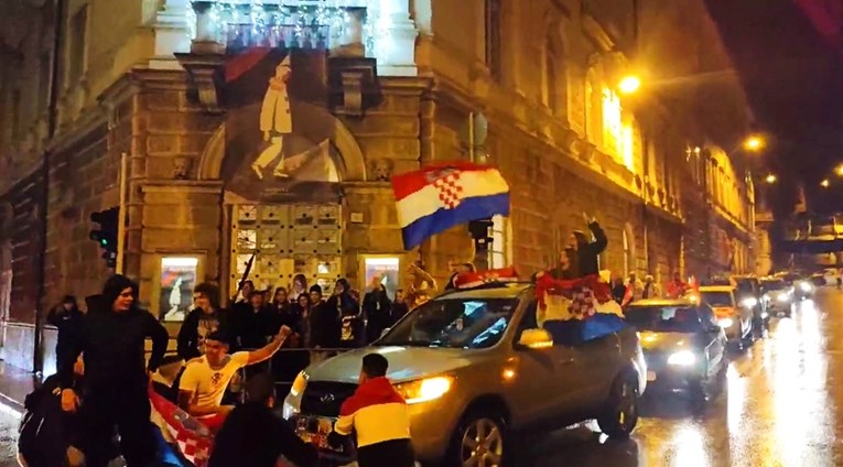 VIDEO Blokirali i promet: Ovako se u Puli slavio prolazak Hrvatske u četvrtfinale