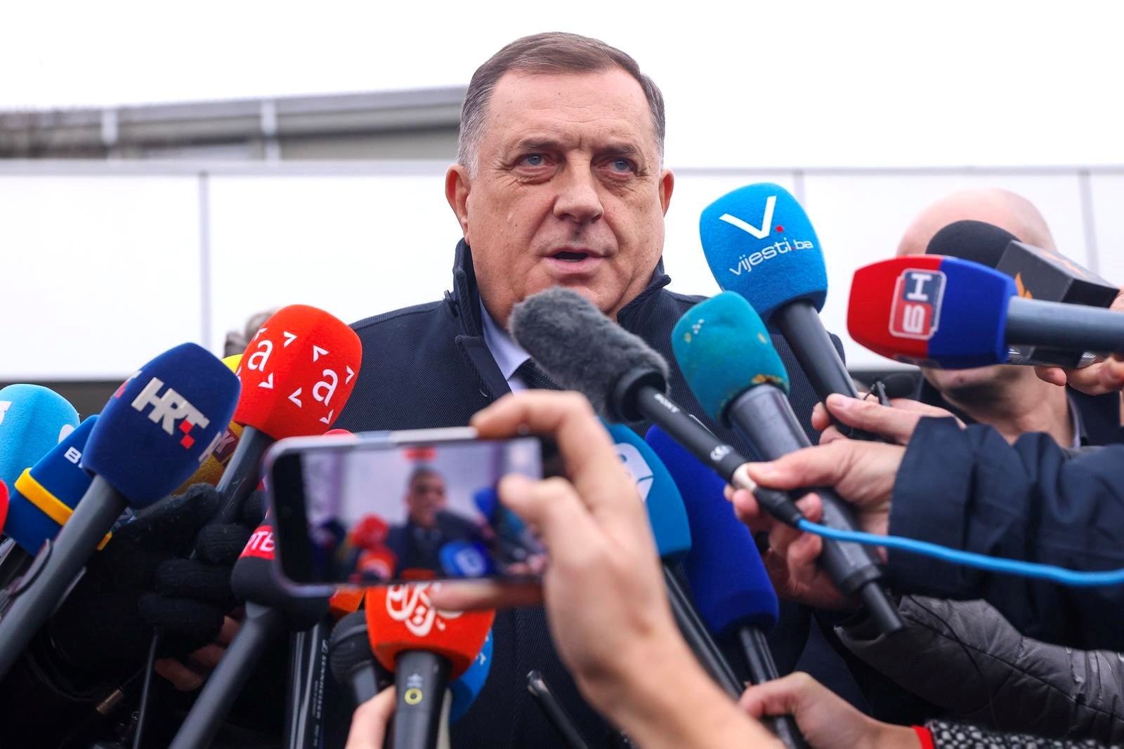 Dodik izašao sa suda pa počeo: "Taj smrad i kreten smišljaju..."