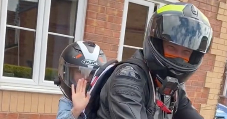 Tata vozi kćerkicu do škole na motoru, ljudi ga kritiziraju