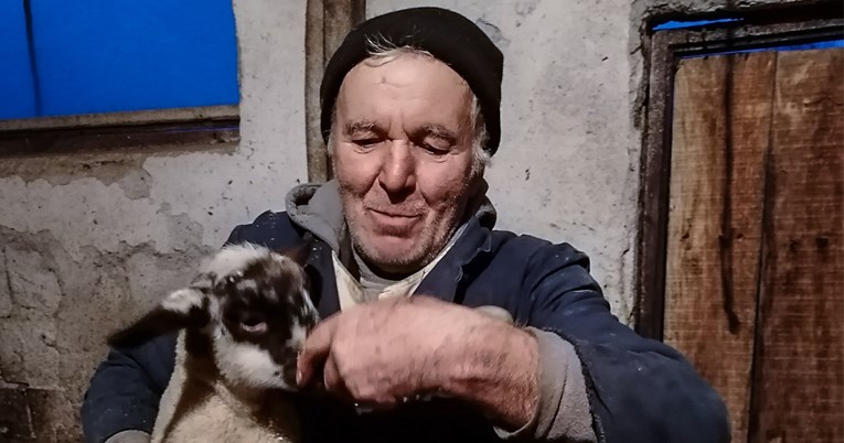 Reportaža s Banije: Čovjek od 72 godine danima spavao u traktorskoj košari