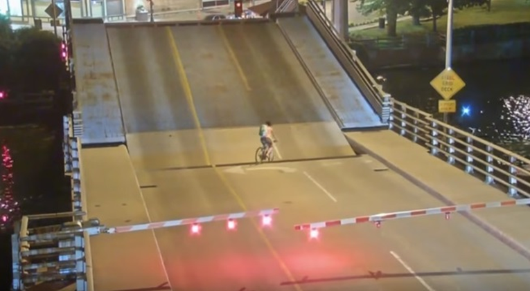 Bolna snimka: Biciklistica pokušala prijeći most koji se dizao pa upala u procijep