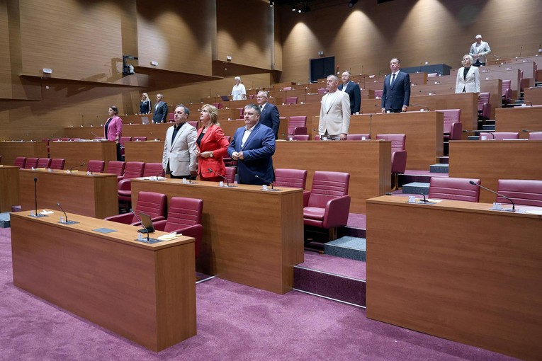 Minutom šutnje Hrvatski sabor odao počast žrtvama genocida u Srebrenici