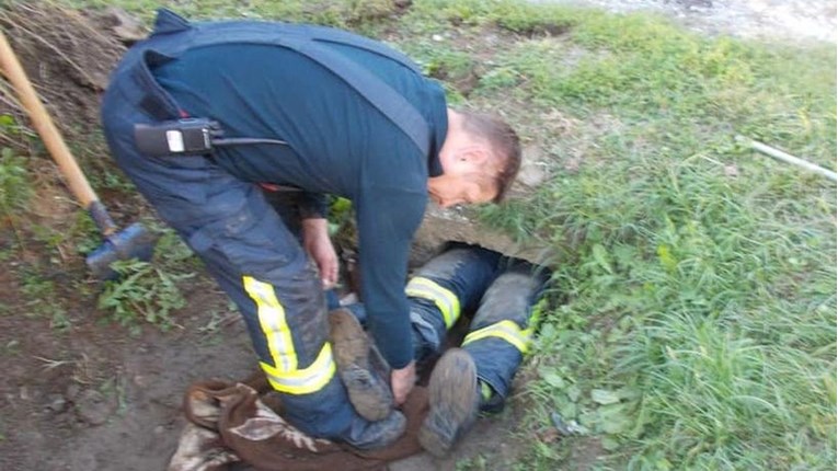 Psić u Đurđevcu zaglavio se u cijevi, vatrogasac se uvukao unutra da ga spasi