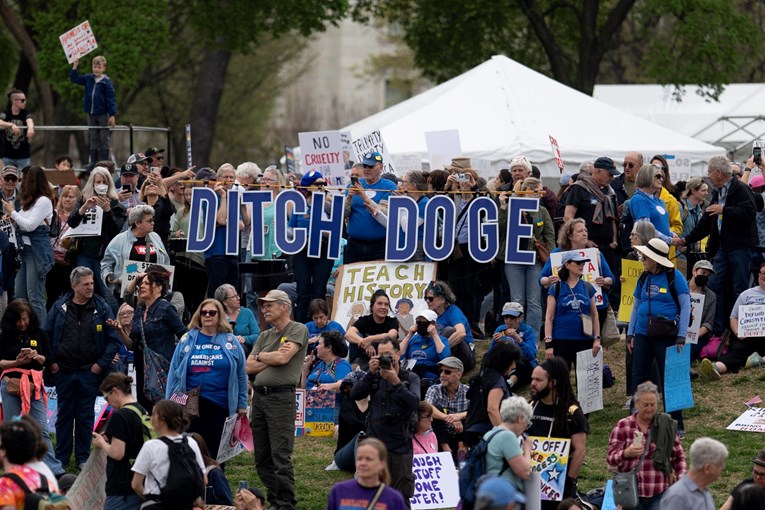 Stotine državnih službenika koje je otpustio Muskov DOGE vraća se na posao