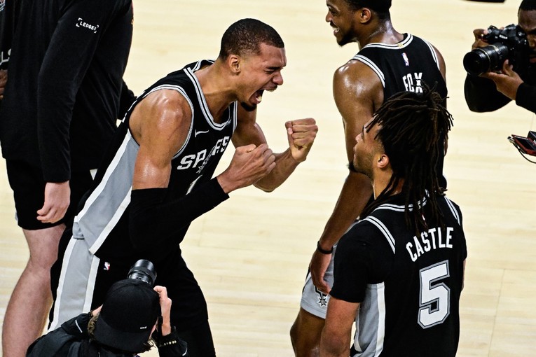 Spursi smanjili vodstvo Knicksa u NBA finalu. Wembanyama briljirao, Trump izviždan