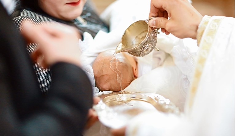 Zagrebačka nadbiskupija se hvali da obiteljima daje 700 eura za peto kršteno dijete