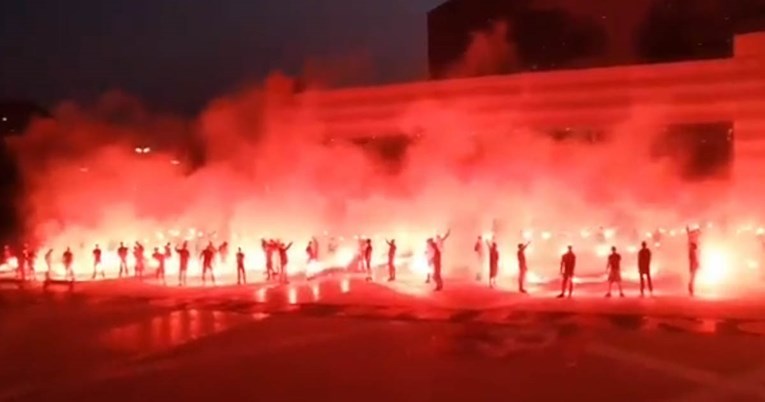 VIDEO Milanovi navijači došli pred trening-centar i bakljama zahvalili na ulasku u LP