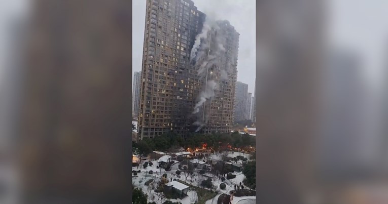 VIDEO Buknuo požar ogromne zgrade u Kini, 15 mrtvih. Krenuo od električnih bicikala?