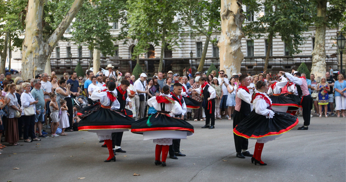 Folkloraši na Zrinjevcu privukli brojne Zagrepčane da gledaju njihov nastup