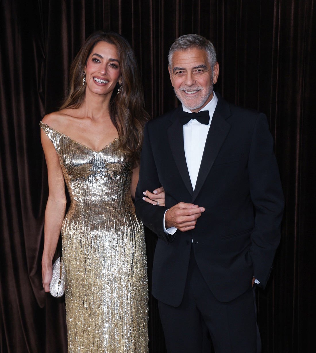 Amal Clooney pokazala što znači glamur. U zlatnoj haljini izgledala je nestvarno