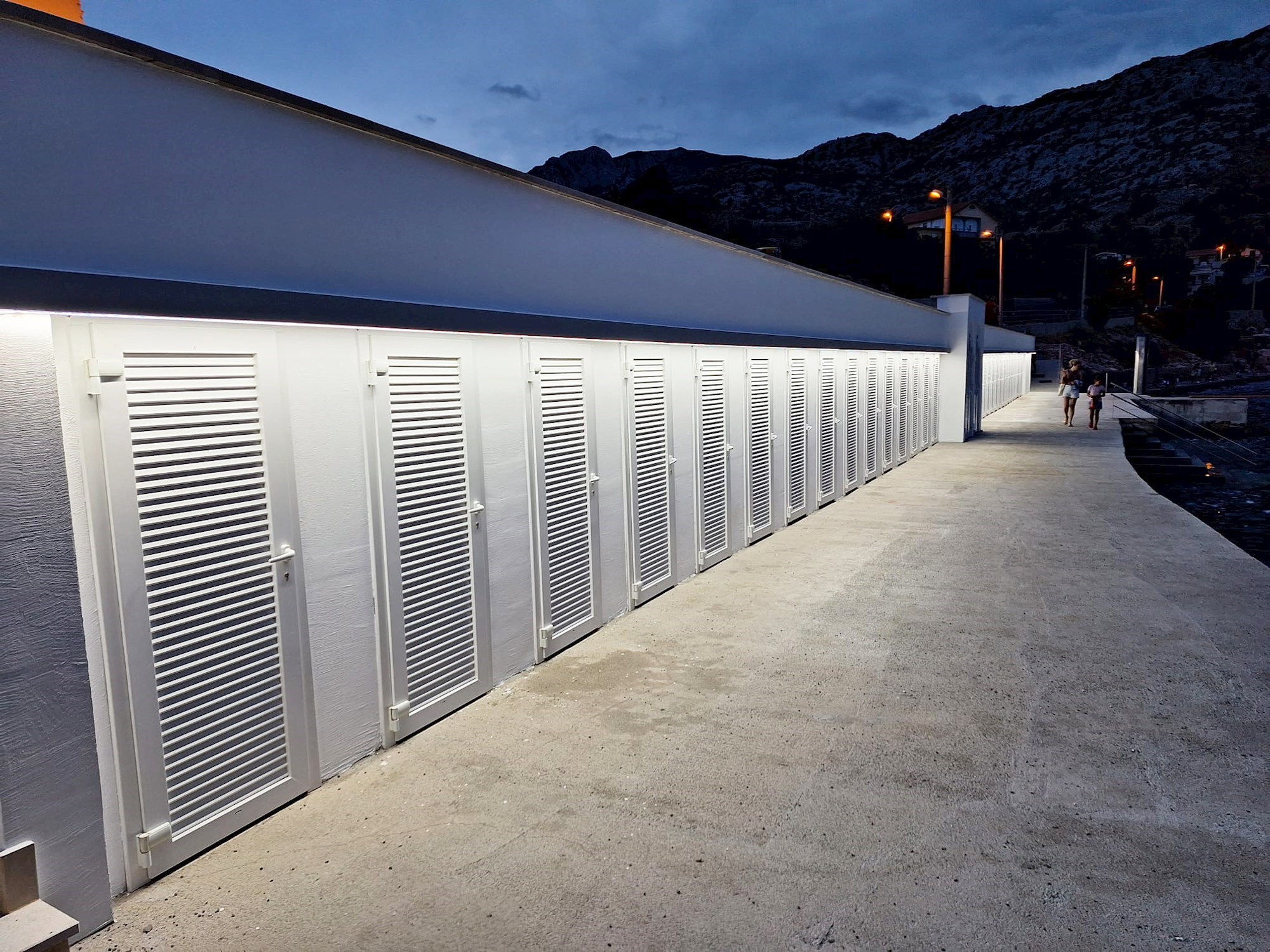 Otvara se novouređena gradska plaža u Karlobagu