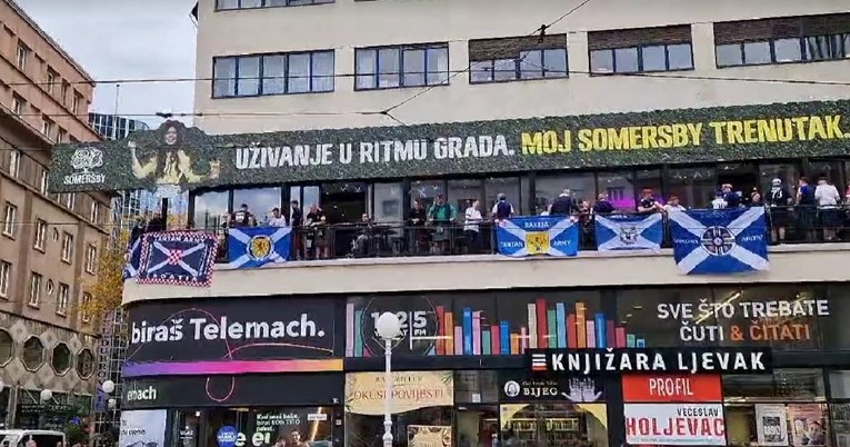 VIDEO Škoti u kiltovima izvjesili zastave u centru Zagreba. Na jednoj piše "rakija"