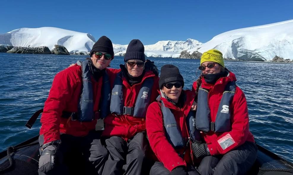 Douglas (81) i Zeta-Jones (56) objavili fotku s djecom: "Pozdrav s Antarktike"