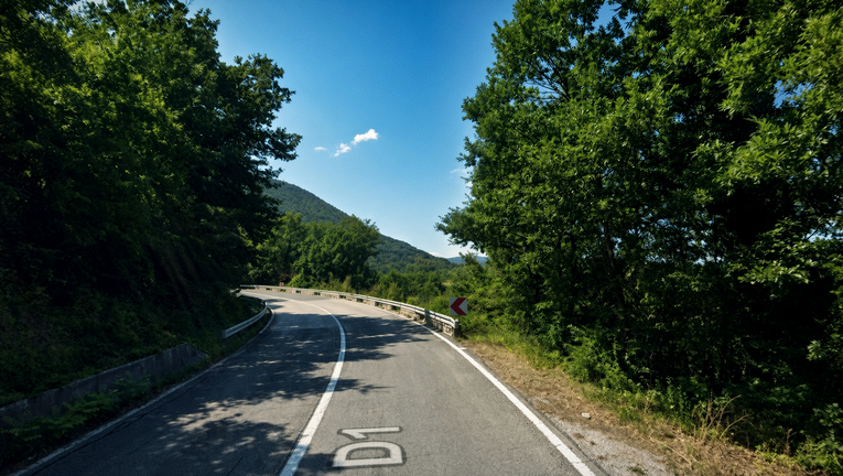 Auto sletio u provaliju kod Peručkog jezera, dvoje mrtvih