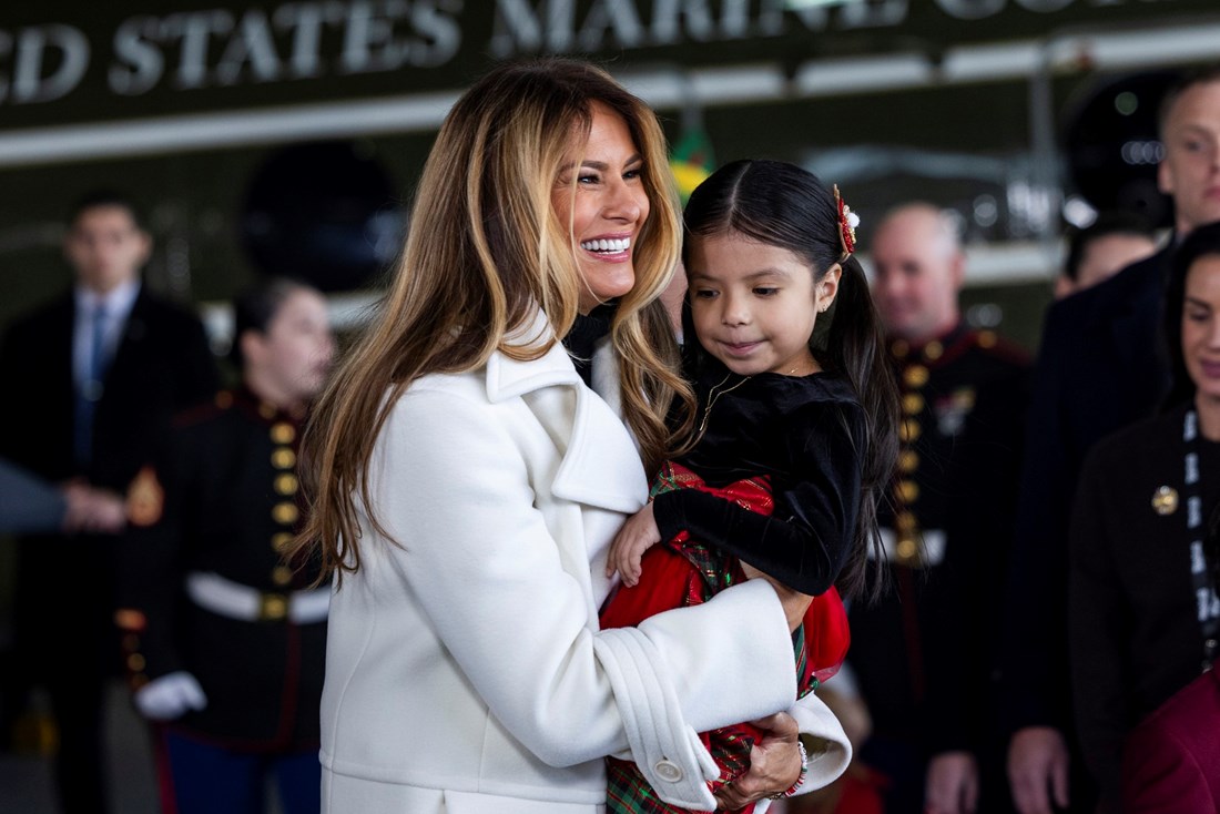 Melania Trump čitala božićnu priču djeci. Ljudi: Nema emocija i ne zna engleski