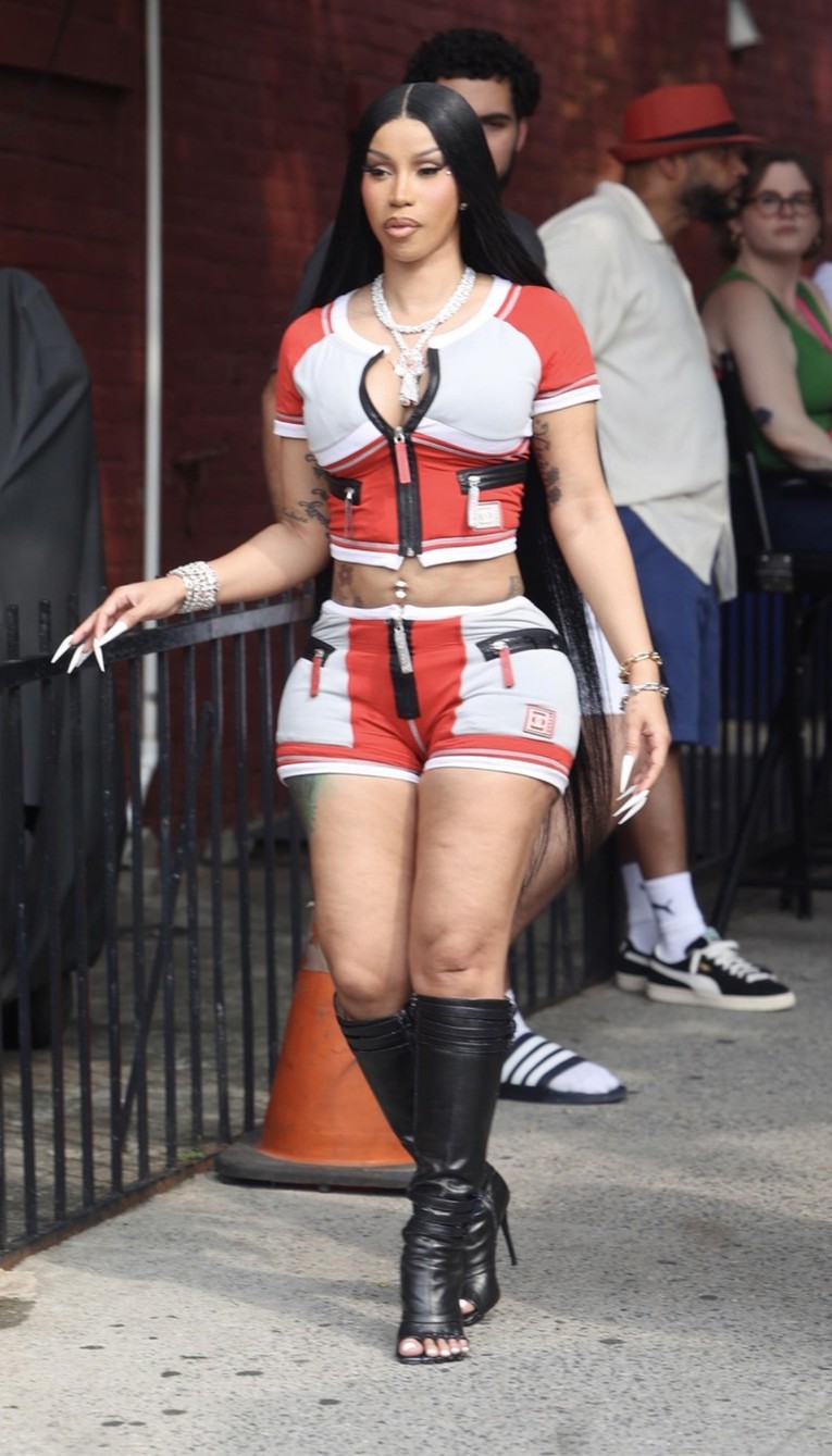 Cardi B na snimanju novog spota nosila čizme koje su obilježile 2000-e