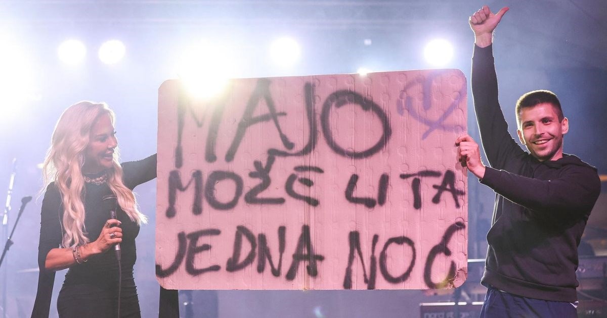 Obožavatelji u Mariji Bistrici Maji Šuput donijeli plakat: "Može li ta jedna noć?"