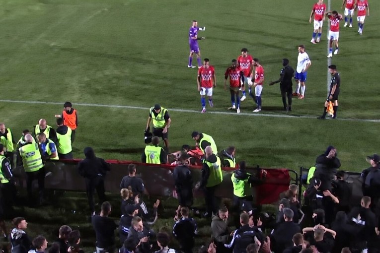VIDEO Ograda pala na igrača na utakmici klubova hrvatskih i srpskih iseljenika
