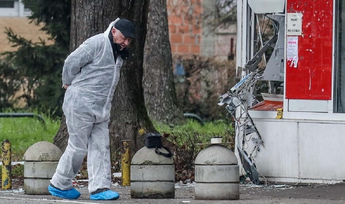 U Istri usred noći raznesena dva bankomata